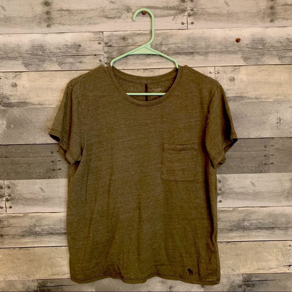 ❗️$5❗️Women’s A+F olive pocket tee size S
